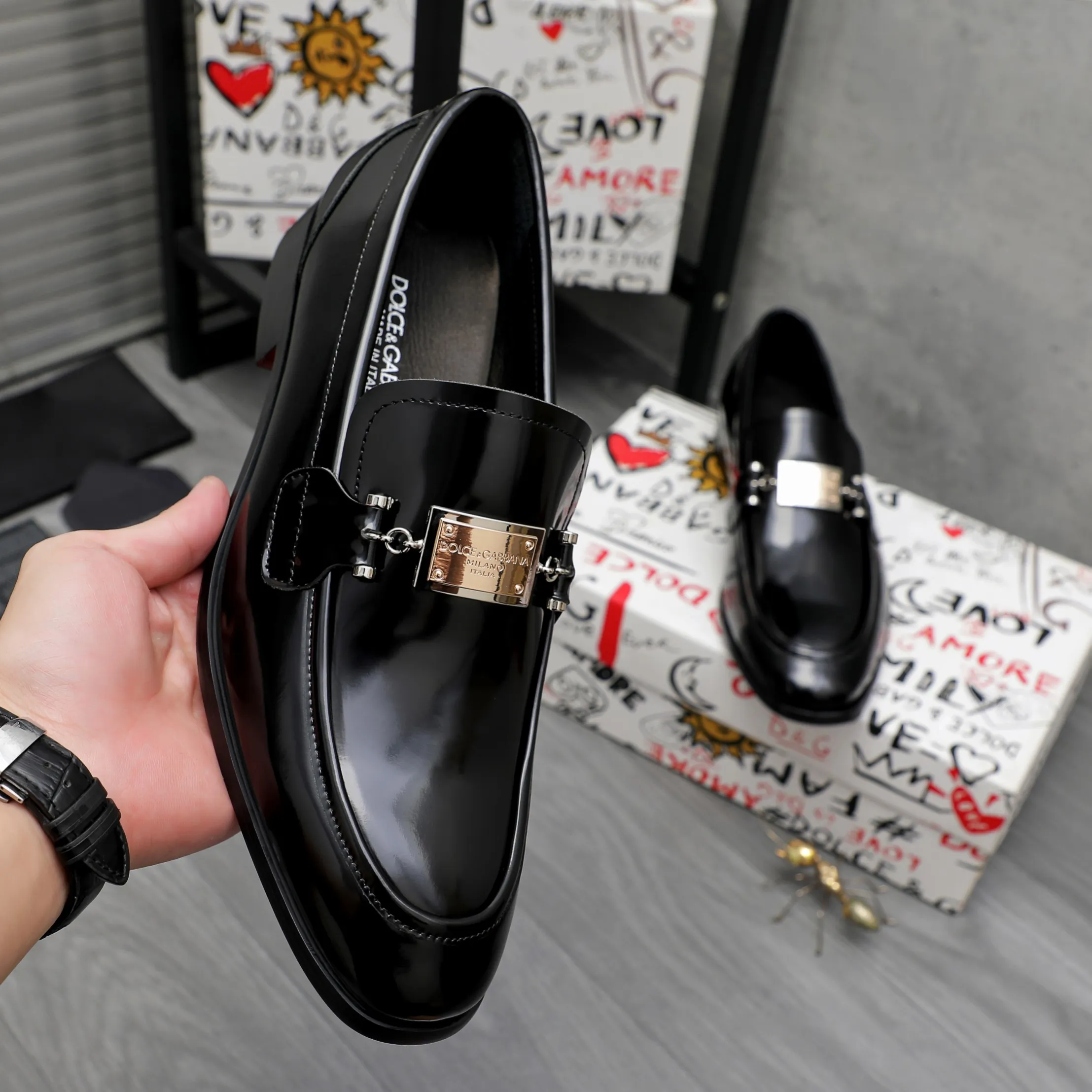 Men's shoes 💰500 Product trademark: DG (Dolce & Gabbana) business casual leather shoes Regular size: 38-45 (45 is custom-made and non-returnable) Product materials: Selected pearlescent cowhide upper, cowhide lining, original outsole